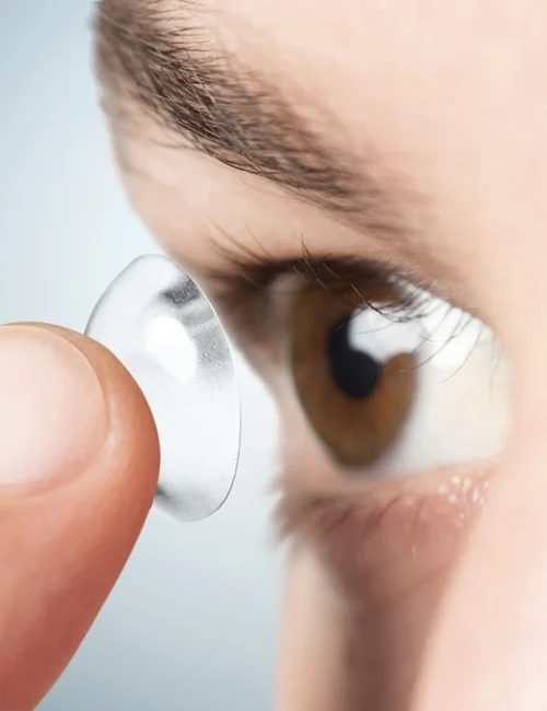 man-applying-his-contact-lens
